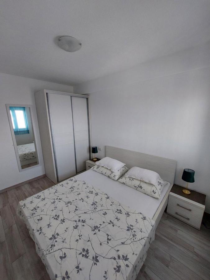 Apartments Villa Nova With Pool Makarska Exterior photo